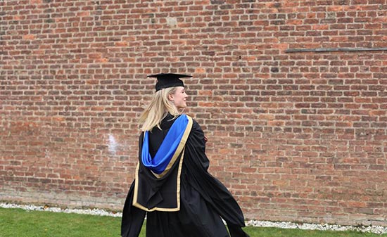 Carina Gerards mit Robe - Figo GmbH - Shopdesign, Shopkonzepte, Bauleitung, Projektmanagement