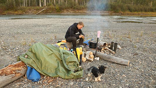 Manuel Riemer am Lagerfeuer - Figo GmbH - Shopdesign, Shopkonzepte, Bauleitung, Projektmanagement