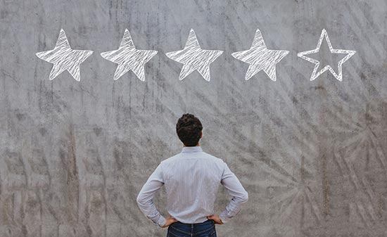 Mann vor Wand mit Sternen - Figo GmbH - Shopdesign, Shopkonzepte, Bauleitung, Projektmanagement