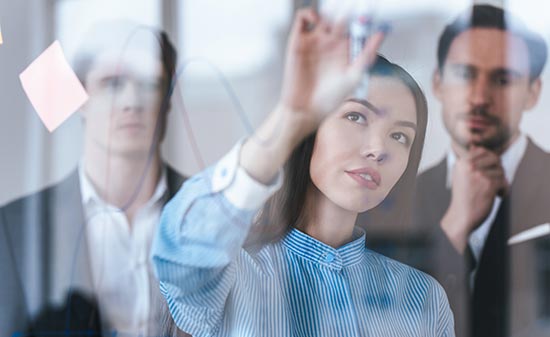 Frau bei Präsentation - Figo GmbH - Shopdesign, Shopkonzepte, Bauleitung, Projektmanagement