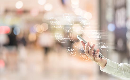 Smartphone in Hand - Figo GmbH - Shopdesign, Shopkonzepte, Bauleitung, Projektmanagement