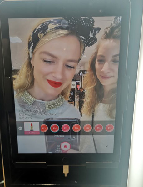 Personalisierung im Store, Beispiel Estée Lauder, Digitales Testen von Make-up Personalisierung Estee Lauder - Figo GmbH - Shopdesign, Shopkonzepte, Bauleitung, Projektmanagement