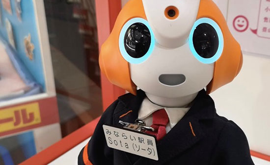 Der Serviceroboter Sota erklärt Reisetipps der Region. Roboter - Figo GmbH - Shopdesign, Shopkonzepte, Bauleitung, Projektmanagement